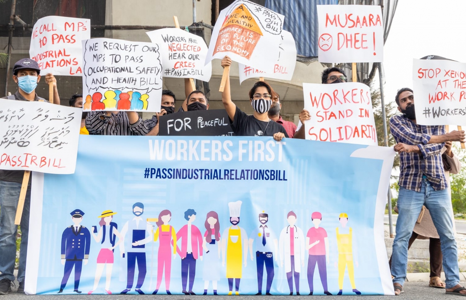 މަސައްކަތުގެ މީހުންގެ ހައްގުގައި ބަޔަކު މުޒާހަރާ ކުރަނީ: ވަޒީފާއިން ވަކި ކޮށްގެން ގިނަ ބަޔަކު އަންނަނީ މައްސަލަތައް ކަމާ ގުޅޭ އިދާރާތަކަށް ހުށަހަޅަމުން-- ފޮޓޯ: ޕީއައިއެލްސީ