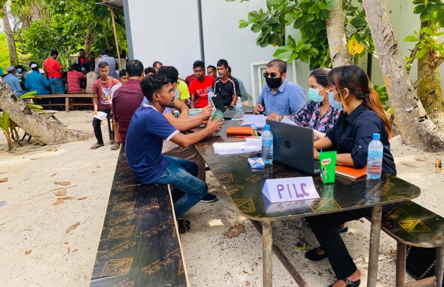 ޕީއައިއެލްސީގެ މުވައްޒަފުން ރިސޯޓެއްގެ މުވައްޒަފުންނާ ބައްދަލު ކުރަނީ-- ފޮޓޯ: ޕީއައިއެލްސީ