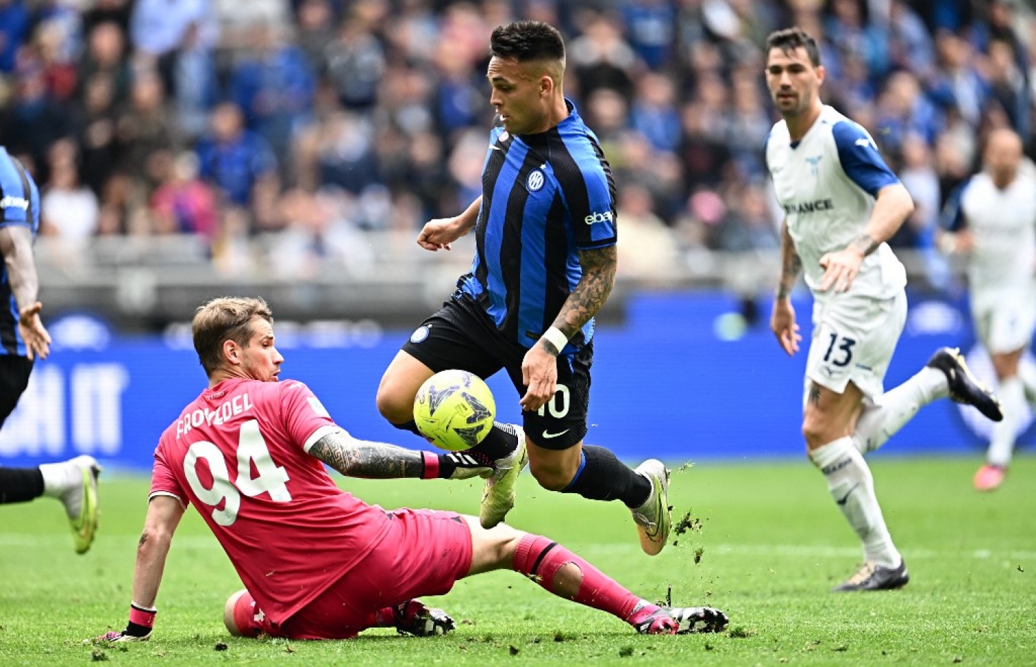 މާޓިނޭޒް، ކީޕަރު ކައިރިން ނައްޓާފައި އިންޓަގެ ތިންވަނަ ގޯލު ޖަހަނީ.-- ފޮޓޯ: އޭއެފްޕީ