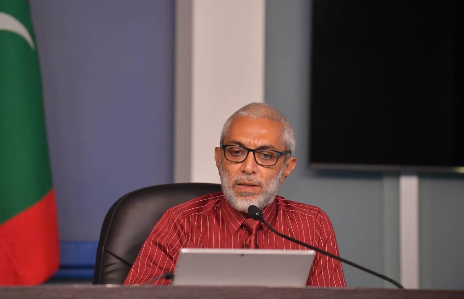 ސިއްހީ ދާއިރާގެ މުވައްޒަފުންގެ މުސާރައަށް ގެނައި ބަދަލާ ގުޅޭ ގޮތުން ނޫސްވެރިންނަށް މައުލޫމާތު ދިނުމަށް ބޭއްވި ޕްރެސް ކޮންފަރެންސްގައި ޕޭ ކޮމިޝަންގެ އެސްޖީ ޑރ. މުހައްމަދު ފައިސަލް ވާހަކަދައްކަވަނީ.-- ފޮޓޯ: ރައީސް އޮފީސް