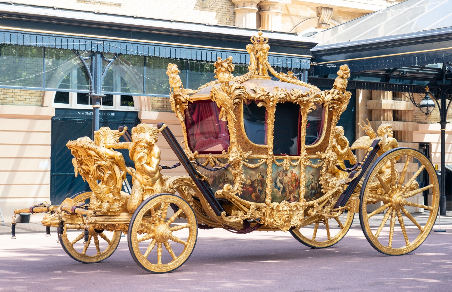 "ގޯލްޑް ސްޓޭޓް ކޯޗް" ގެ ނަން ދީފައިވާ އަސްގާޑިޔާކޮޅު