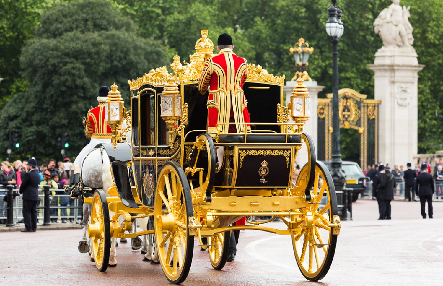 ޑައިމަންޑް ޖުބިލީ ސްޓޭޓް ކޯޗް"ގެ ނަންދީފައިވާ ޝާހީ އަސްގާޑިޔާކޮޅު