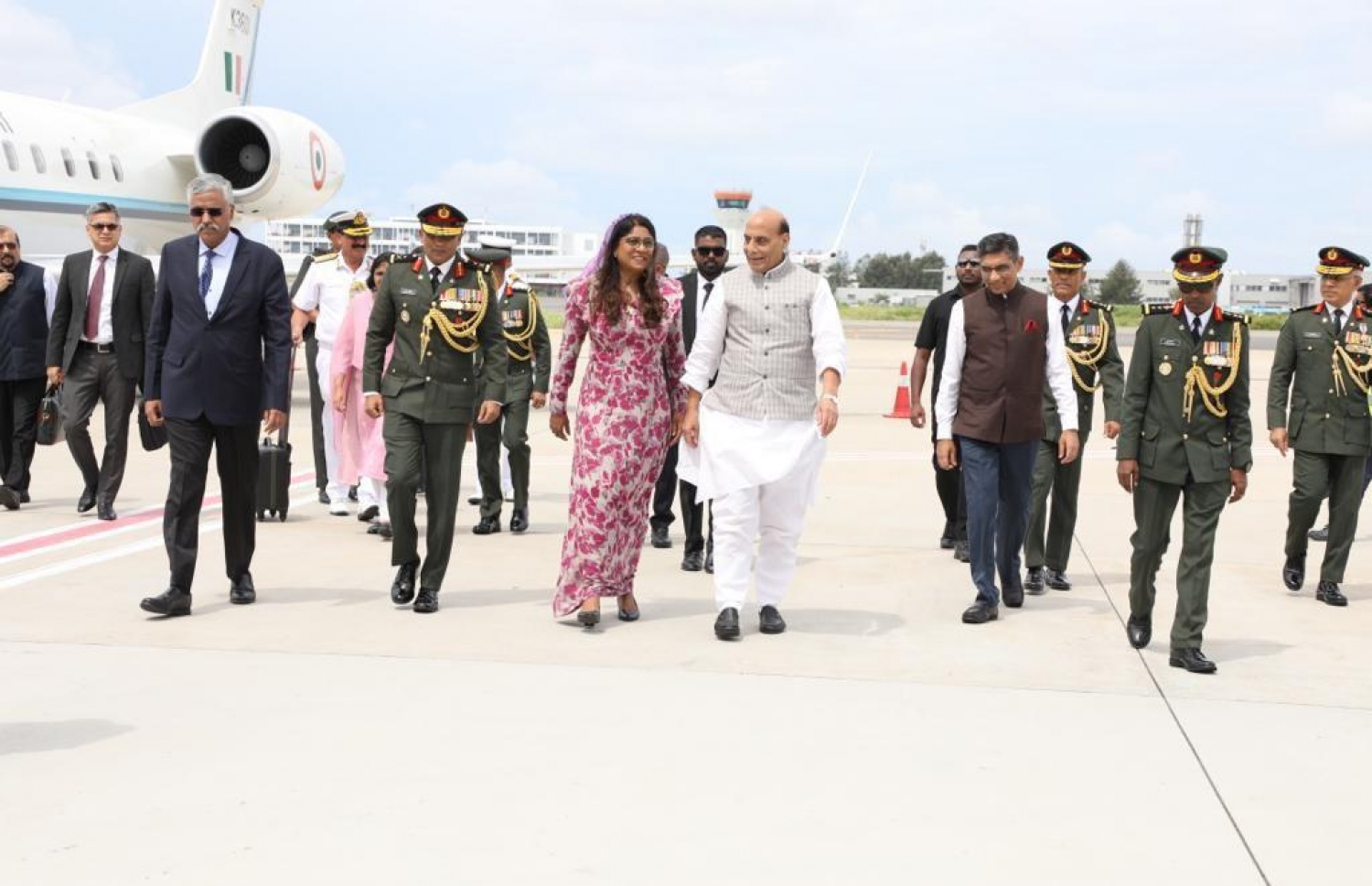 އިންޑިއާގެ ޑިފެންސް މިނިސްޓަރު ރަޖްނާތު ސިންހް (ވ) ރަސްމީ ދަތުރފުޅެއްގައި މިއަދު ރާއްޖެ ވަޑައިގެންނެވުމުން ރާއްޖެއިން މަރުހަބާ ކިޔަނީ --- ފޮޓޯ: ޑިފެންސް މިނިސްޓްރީ