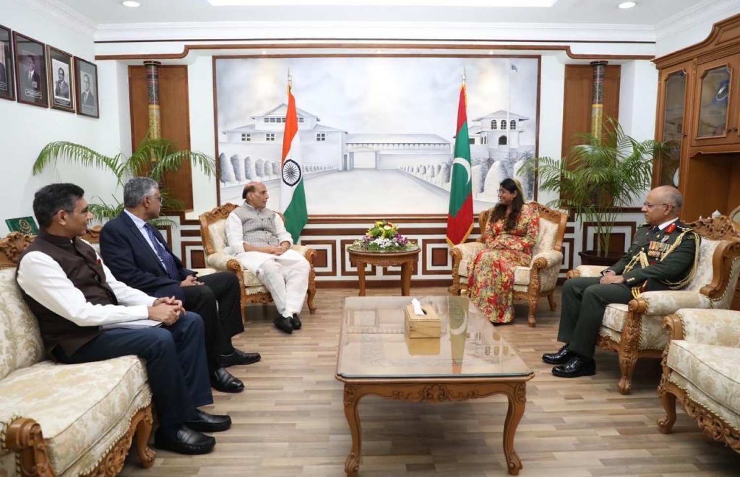 އިންޑިއާގެ ޑިފެންސް މިނިސްޓަރު ރަޖްނާތު ސިންހް ރަސްމީ ދަތުރފުޅެއްގައި މިއަދު ރާއްޖެ ވަޑައިގެންނެވުމަށްފަހު ރާއްޖޭގެ ޑިފެންސް މިނިސްޓަރު މާރިޔާއާ ބައްދަލުކުރައްވަނީ: މި ދަތުރުފުޅުގައި ރަޖްނާތު ސިންހް ރައީސް އިބްރާހިމް މުހައްމަދު ސޯލިހާ ވެސް ބައްދަލު ކުރައްވާނެ --- ފޮޓޯ: ޑިފެންސް މިނިސްޓްރީ