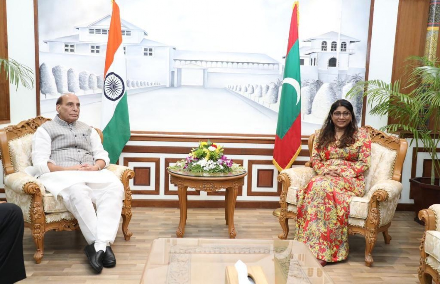 އިންޑިއާގެ ޑިފެންސް މިނިސްޓަރު ރަޖްނާތު ސިންހް (ވ) ރަސްމީ ދަތުރފުޅެއްގައި މިއަދު ރާއްޖެ ވަޑައިގެންނެވުމަށްފަހު  ރާއްޖޭގެ ޑިފެންސް މިނިސްޓަރު މާރިޔާއާ ބައްދަލުކުރައްވަނީ: އެ ބައްދަލުވުމުގައި ވަނީ ދެ ގައުމުގެ ސަލާމަތީ ކަންކަން މިހާރަށްވުރެ ހަރުދަނާ ކުރުމަށް މަޝްވަރާ ކޮށްފައި --- ފޮޓޯ: ޑިފެންސް މިނިސްޓްރީ