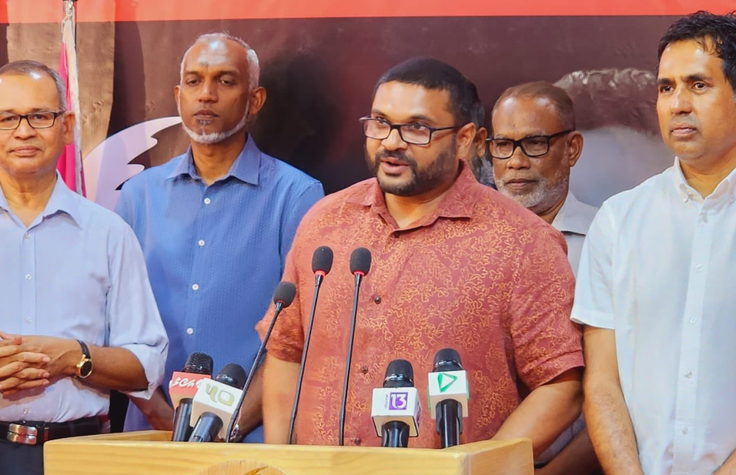 މިރޭ ބޭއްވި ނޫސްވެރިންގެ ބައްދަލުވުމުގައި ޣައްސާން ވާހަކަ ދައްކަވަނީ.-- ފޮޓޯ ޕީޕީއެމް