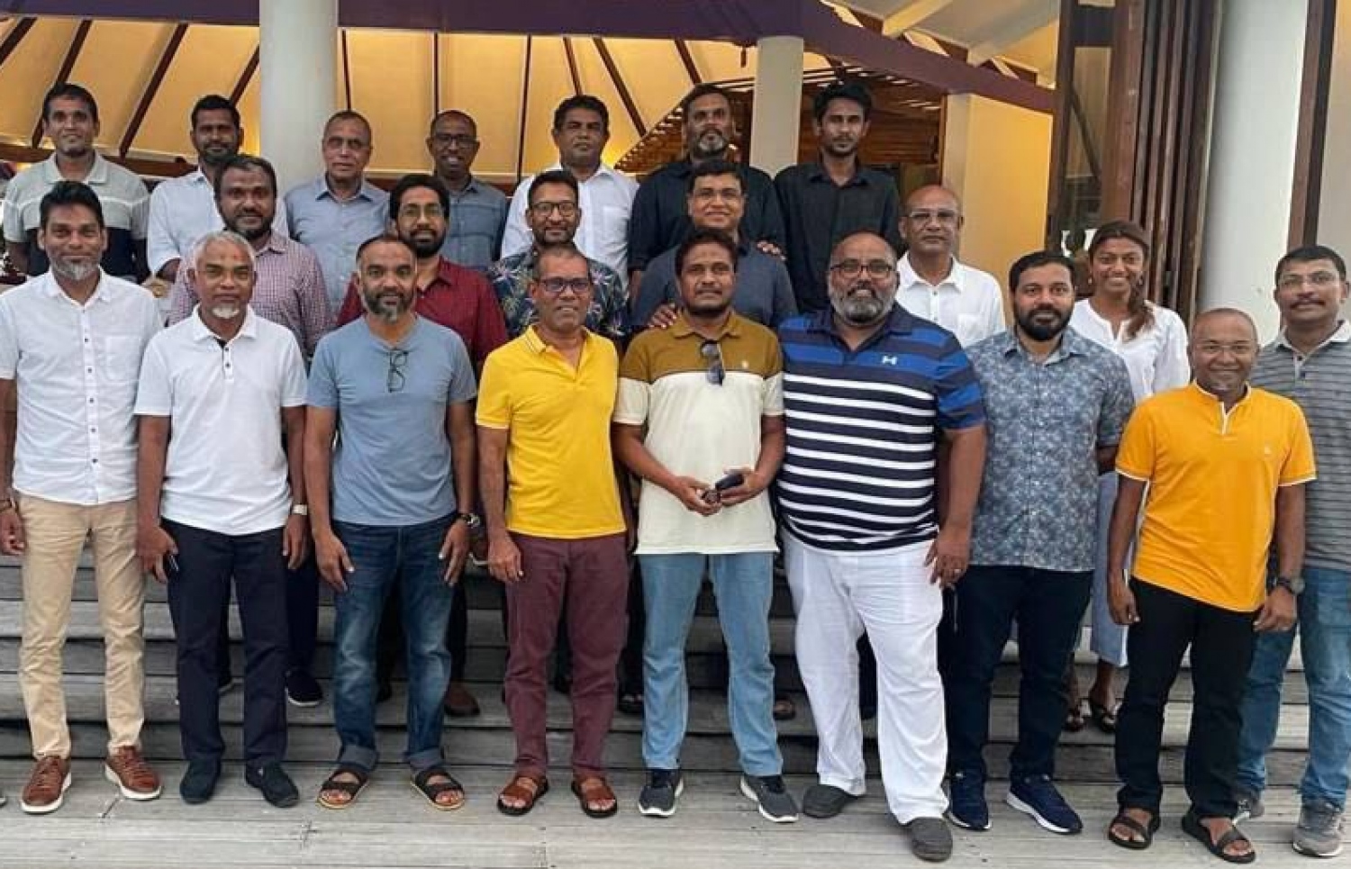 ރިޔާސީ އިންތިހާބަށް އެކުގައި މަޝްވަރާކުރަމުން އަންނަ އެމްޑީޕީގެ ރައީސް ނަޝީދުގެ ޓީމާއި ޖޭޕީގެ ކައުންސިލް މެމްބަރުން ފޮޓޯއަކަށް ހުއްޓިގެން.