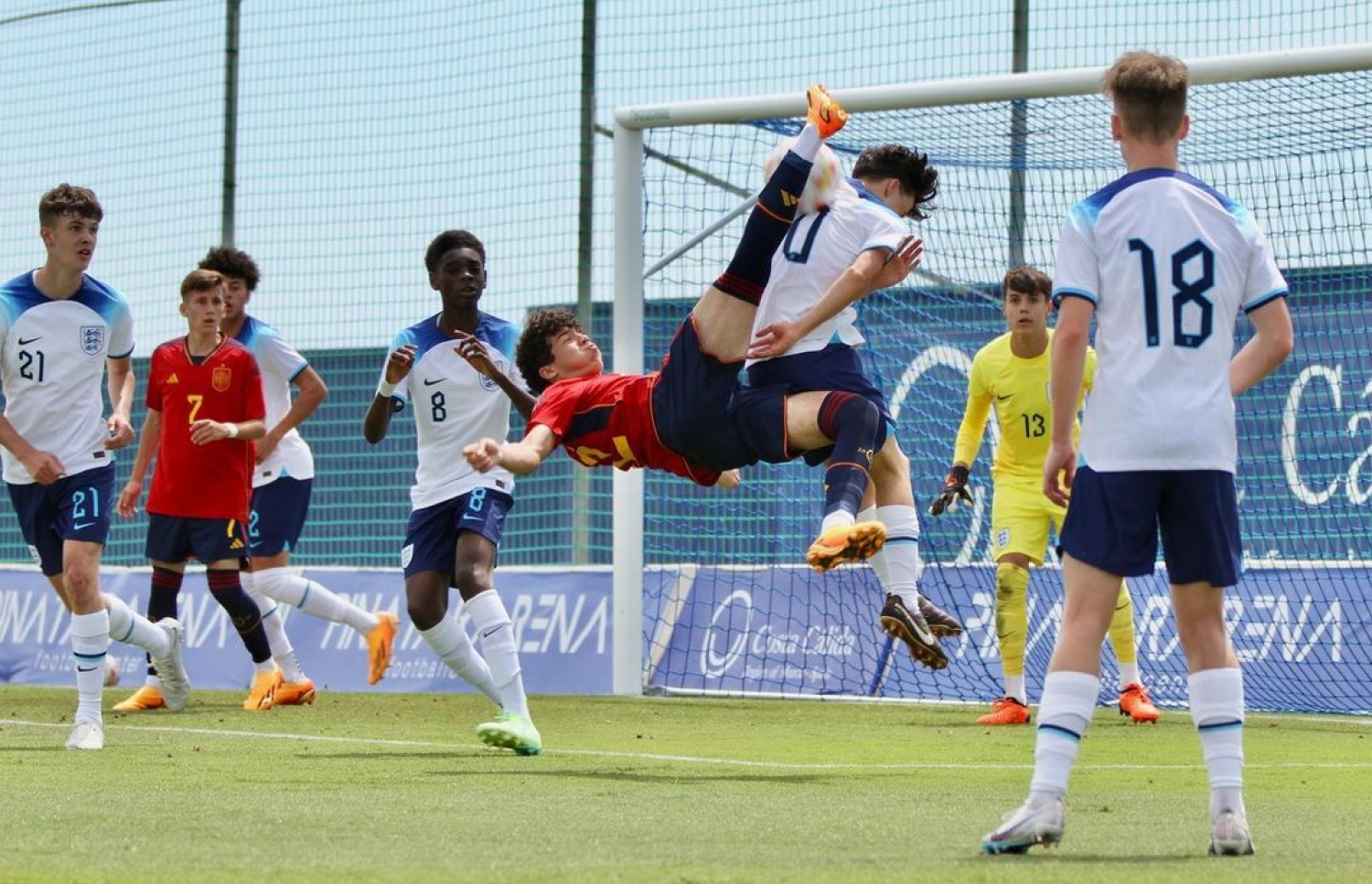 އެންޒޯ، ސްޕެއިންގެ 15 އަހަރުން ދަށުގެ ޓީމަށް ކުޅުނު ފުރަތަމަ މެޗުގައި އިންގްލެންޑްގެ ގޯލަށް ހަމަލާއެއް ފޮނުވާލަން މަސައްކަތް ކުރަނީ.-- ފޮޓޯ: ޕިނާޓާ އެރީނާ