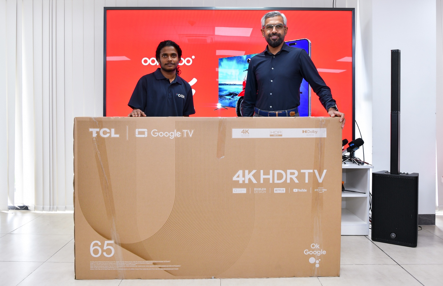 ޓީވީ ލިބުނު ކަސްޓަމަރަށް ޓީވީ ހަވާލު ކުރަނީ. -- ފޮޓޯ: ފަޔާޒް މޫސާ | މިހާރު