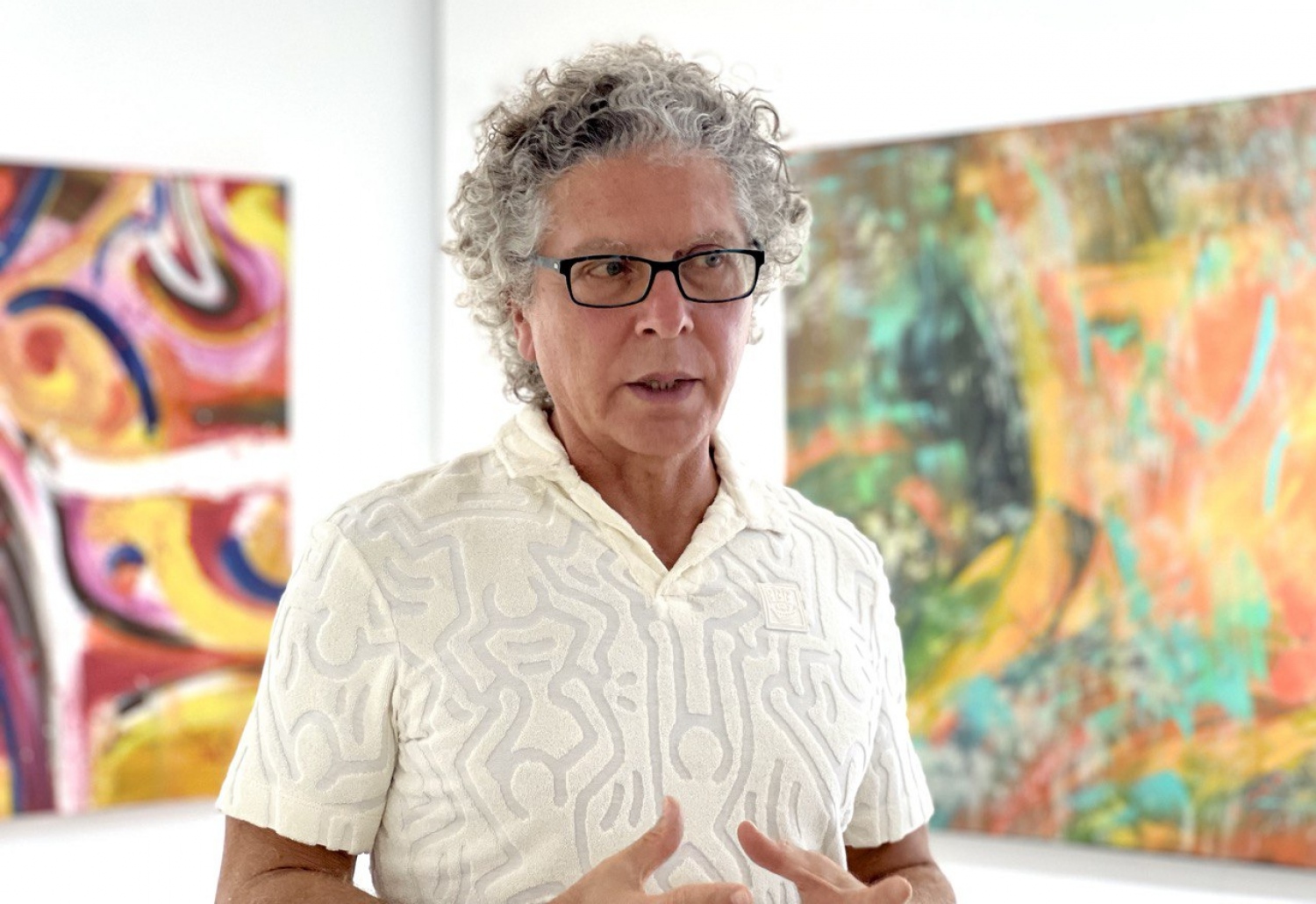 އާޓިސްޓް ޓޯނީ ސީކާ އޭނާގެ ޕެއިންޓިންތަކުގެ އިންސްޕިރޭޝަން ކިޔާދެނީ. -- ފޮޓޯ: އަމާނީ އަބްދުﷲ | ދޯ