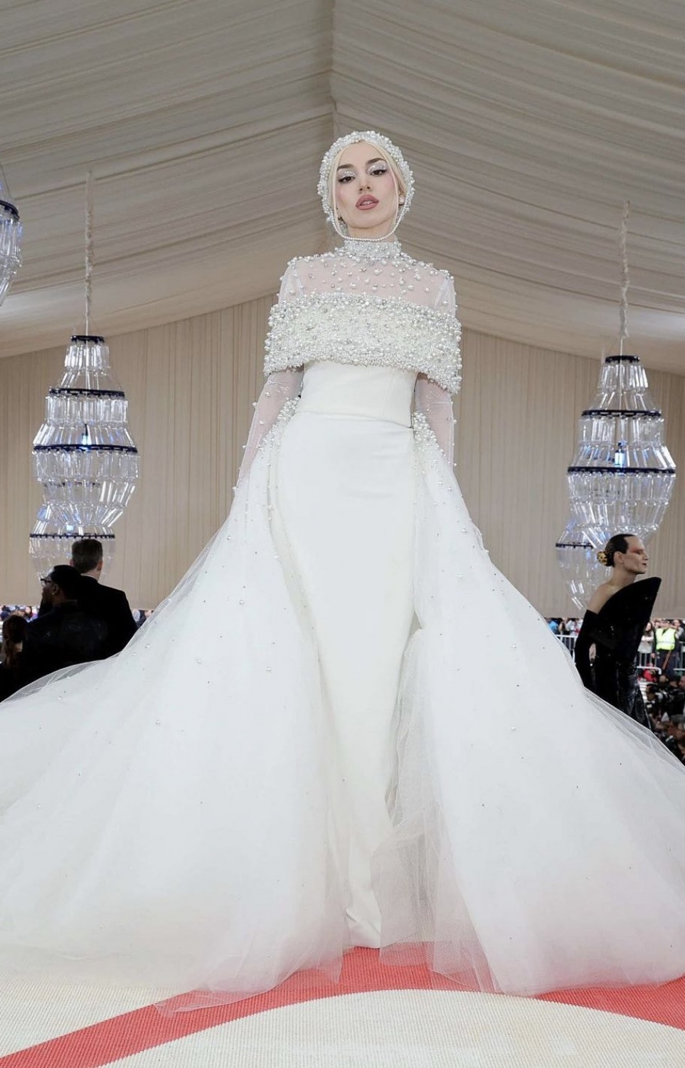 "ވޯގް" މެގަޒިން އިން އިންތިޒާމުކޮށްގެން އެމެރިކާގެ ނިއު ޔޯކުގައި ހުންނަ "ދަ މެޓްރޮޕޮލިޓަން މިއުޒިއަމް އޮފް އާޓް" ގައި ބޭއްވި މި އަހަރުގެ މެޓް ގާލާގައި ފަންނާނަކު ބައިވެރިވަނީ.-- ފޮޓޯ: ޓްވިޓާ