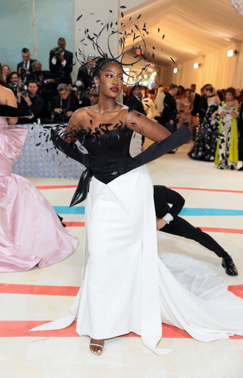 "ވޯގް" މެގަޒިން އިން އިންތިޒާމުކޮށްގެން އެމެރިކާގެ ނިއު ޔޯކުގައި ހުންނަ "ދަ މެޓްރޮޕޮލިޓަން މިއުޒިއަމް އޮފް އާޓް" ގައި ބޭއްވި މި އަހަރުގެ މެޓް ގާލާގައި ފަންނާނަކު ބައިވެރިވަނީ.-- ފޮޓޯ: ޓްވިޓާ