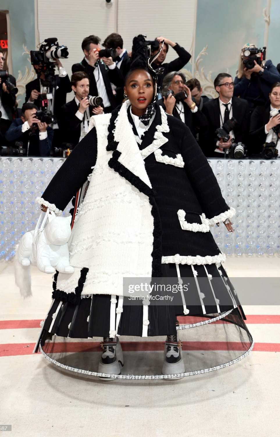 "ވޯގް" މެގަޒިން އިން އިންތިޒާމުކޮށްގެން އެމެރިކާގެ ނިއު ޔޯކުގައި ހުންނަ "ދަ މެޓްރޮޕޮލިޓަން މިއުޒިއަމް އޮފް އާޓް" ގައި ބޭއްވި މި އަހަރުގެ މެޓް ގާލާގައި ފަންނާނަކު ބައިވެރިވަނީ.-- ފޮޓޯ: ޓްވިޓާ