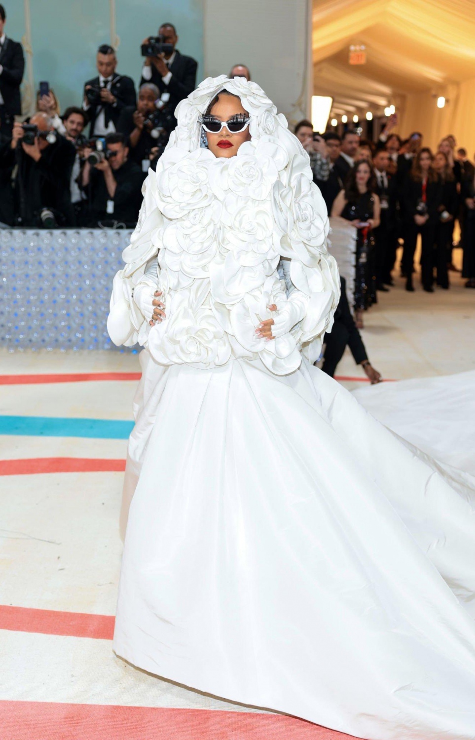 "ވޯގް" މެގަޒިން އިން އިންތިޒާމުކޮށްގެން އެމެރިކާގެ ނިއު ޔޯކުގައި ހުންނަ "ދަ މެޓްރޮޕޮލިޓަން މިއުޒިއަމް އޮފް އާޓް" ގައި ބޭއްވި މި އަހަރުގެ މެޓް ގާލާގައި ހޮލީވުޑް ލަވަކިޔުންތެރިޔާ ރިއާނާ ބައިވެރިވަނީ.-- ފޮޓޯ: ޓްވިޓާ