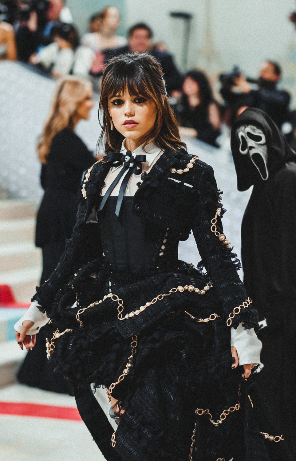 "ވޯގް" މެގަޒިން އިން އިންތިޒާމުކޮށްގެން އެމެރިކާގެ ނިއު ޔޯކުގައި ހުންނަ "ދަ މެޓްރޮޕޮލިޓަން މިއުޒިއަމް އޮފް އާޓް" ގައި ބޭއްވި މި އަހަރުގެ މެޓް ގާލާގައި ހޮލީވުޑް އެކްޓްރެސް ޖެނާ ބައިވެރިވަނީ.-- ފޮޓޯ: ޓްވިޓާ