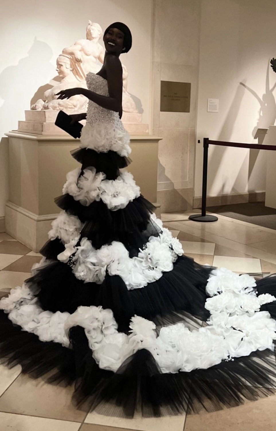 "ވޯގް" މެގަޒިން އިން އިންތިޒާމުކޮށްގެން އެމެރިކާގެ ނިއު ޔޯކުގައި ހުންނަ "ދަ މެޓްރޮޕޮލިޓަން މިއުޒިއަމް އޮފް އާޓް" ގައި ބޭއްވި މި އަހަރުގެ މެޓް ގާލާގައި ފަންނާނަކު ބައިވެރިވަނީ.-- ފޮޓޯ: ޓްވިޓާ