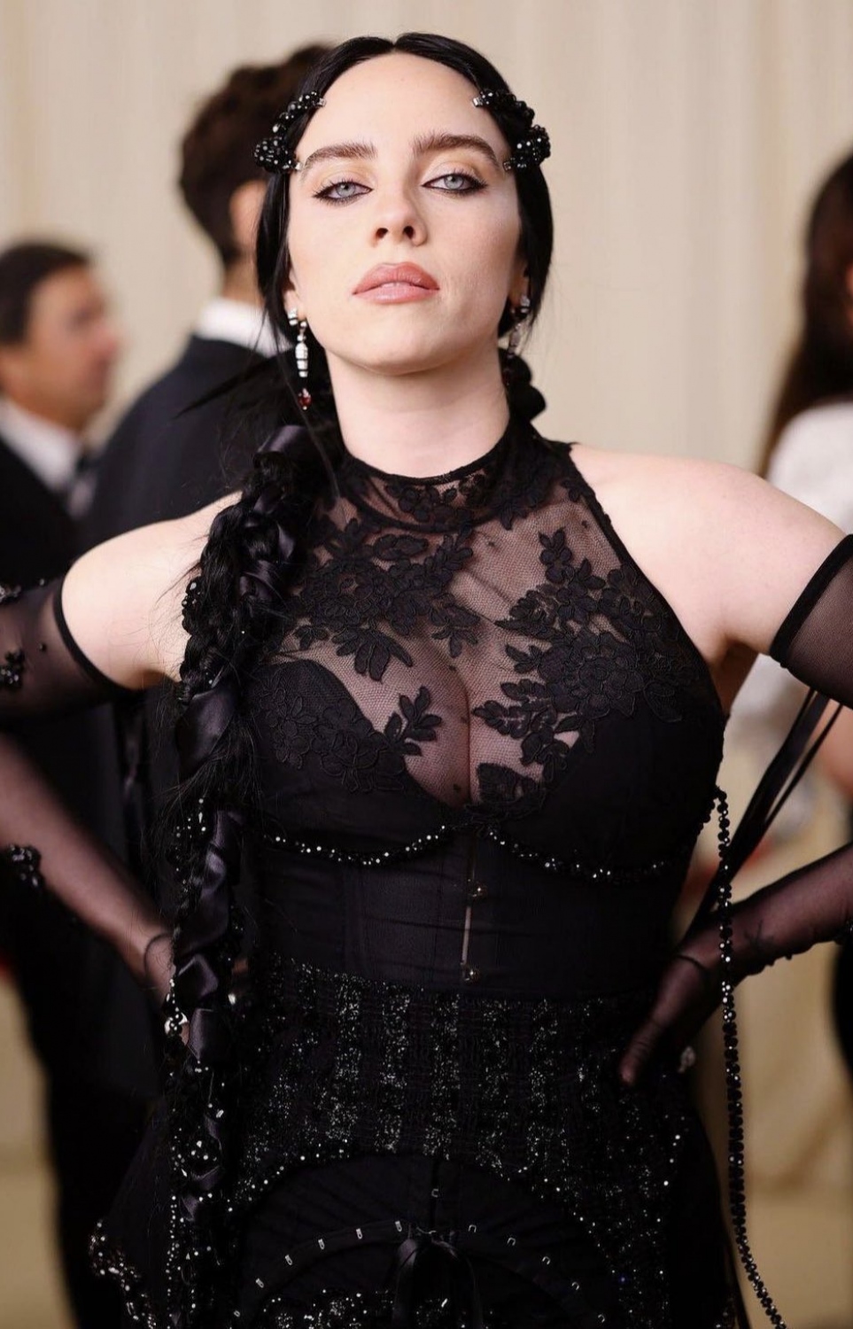 "ވޯގް" މެގަޒިން އިން އިންތިޒާމުކޮށްގެން އެމެރިކާގެ ނިއު ޔޯކުގައި ހުންނަ "ދަ މެޓްރޮޕޮލިޓަން މިއުޒިއަމް އޮފް އާޓް" ގައި ބޭއްވި މި އަހަރުގެ މެޓް ގާލާގައި ހޮލީވުޑް ލަވަކިޔުންތެރިޔާ ބިލީ އައިލިޝް ބައިވެރިވަނީ.-- ފޮޓޯ: ޓްވިޓާ