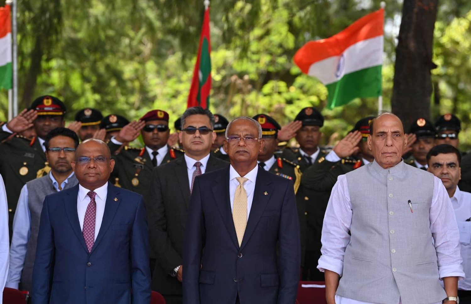 އިންޑިއާ އިން އެމްއެންޑީއެފަށް ހަދިޔާކުރި އާ މަނަވަރު ހަވާލުކުރުމަށް ބޭއްވި ރަސްމިއްޔާތުގައި އިންޑިއާގެ ޑިފެންސް މިނިސްޓަރު ރަޖްނާތު ސިންހް އާއި ރައީސް އިބްރާހިމް މުހައްމަދު ސޯލިހު އާއި ފޮރިން މިނިސްޓަރު އަބްދުﷲ ޝާހިދު.-- ފޮޓޯ: ރައީސް އޮފީސް