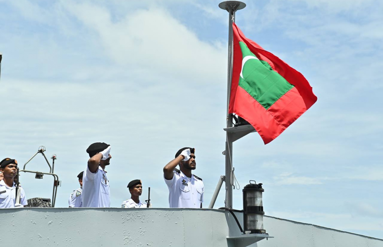 އިންޑިއާއިން އެމްއެންޑީއެފަށް ހަދިޔާކުރި އާ މަނަވަރުގައި ދިވެހި ދިދަ ނަގައިފައި.-- ފޮޓޯ: ރައީސް އޮފީސް