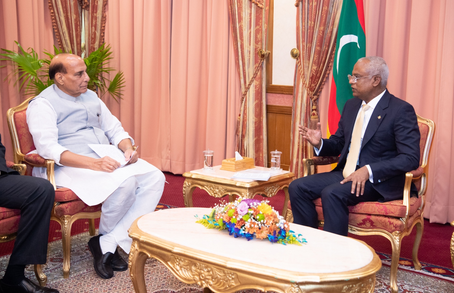 ރައީސް އިބްރާހިމް މުހައްމަދު ސޯލިހު، އިންޑިއާގެ ޑިފެންސް މިނިސްޓަރު ރަޖުނަތު ސިންހްއާ ބައްދަލުކުރައްވަނީ.-- ފޮޓޯ: ރައީސް އޮފީސް