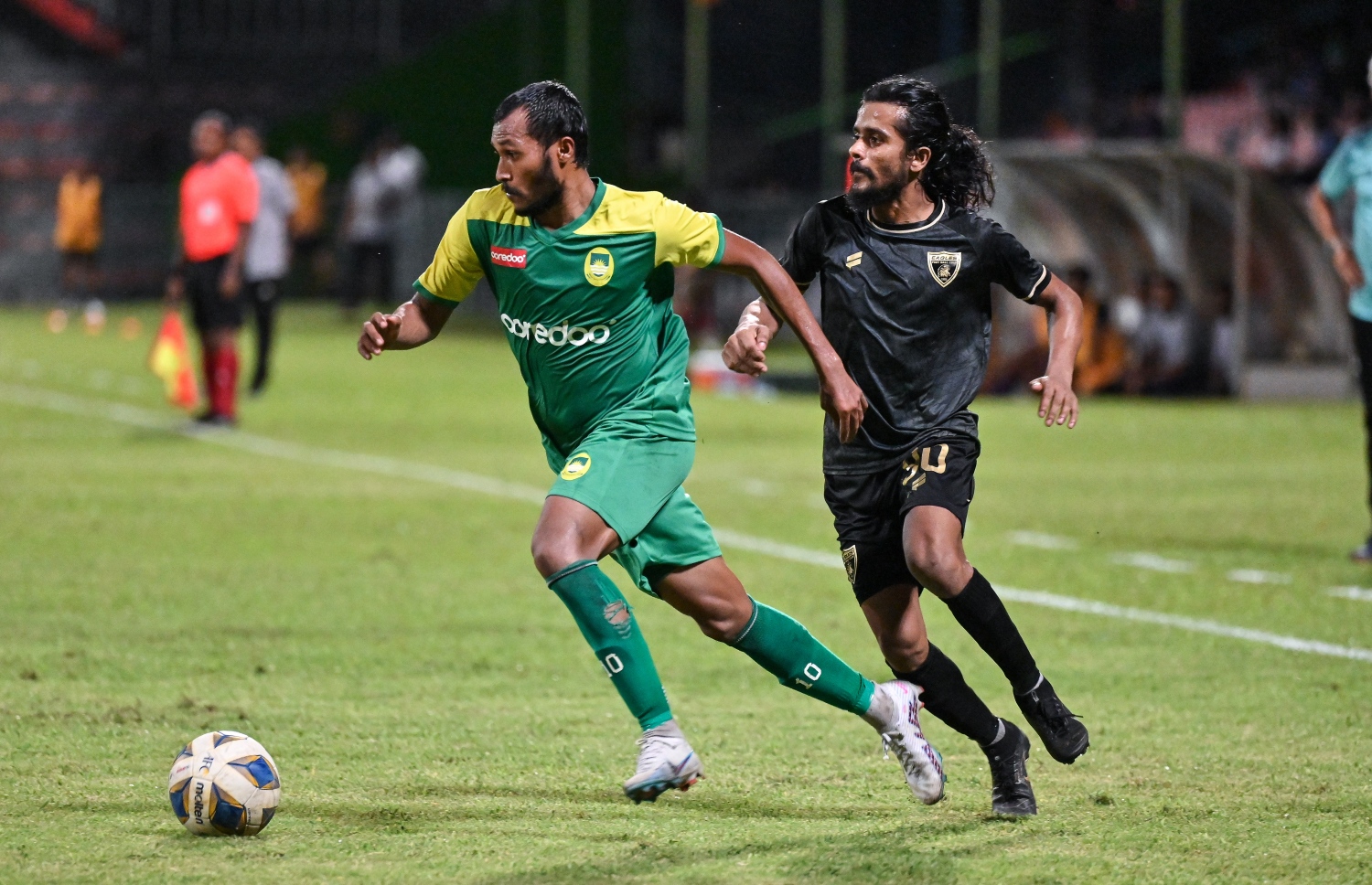 މާޒިޔާގެ ހަމްޒާ މުހައްމަދު (ހަމްޕު) ބޯޅަ ހިފައިގެން ކުރިއަށް ދާއިރު އީގަލްސްގެ އިބްރާހިމް މުބީން (މުއްކި) ބޯޅަ ހޯދަން މަސައްކަތް ކުރަނީ.-- ފޮޓޯ: ފަޔާޒު މޫސާ| މިހާރު