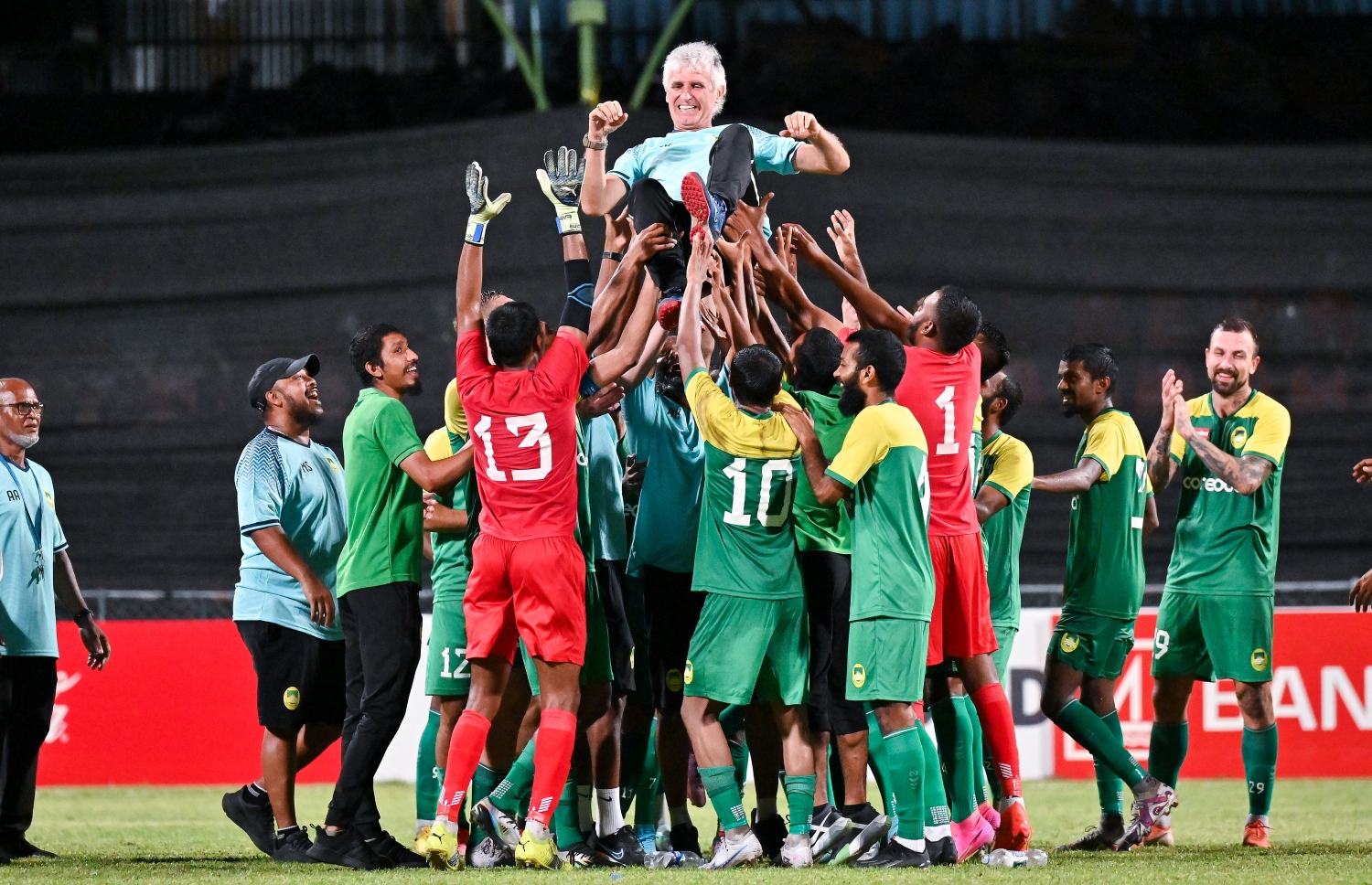 ޕްރެޒިޑެންޓްސް ކަޕް ފައިނަލް މެޗަށް ފަހު މާޒިޔާގެ ކުޅުންތެރިން ކޯޗު އިވާން އުފުލާލަނީ.-- ފޮޓޯ: ފަޔާޒް މޫސާ/ މިހާރު