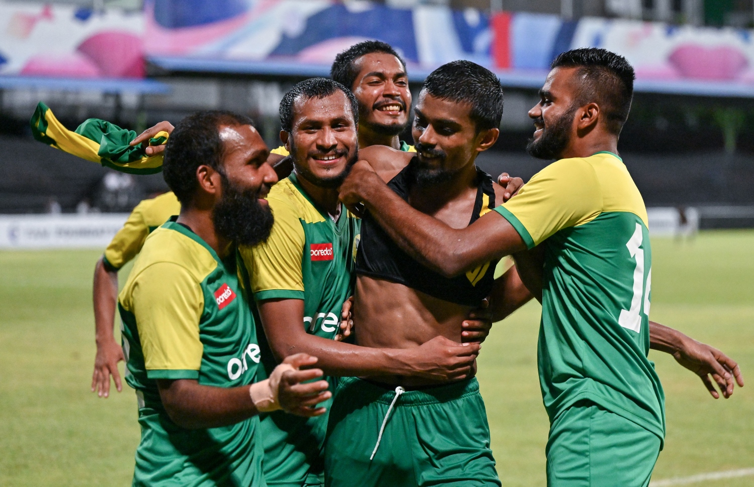 ފައިނަލް މެޗުގެ ދެވަނަ ގޯލު ޖެހުމަށް ފަހު އައިސަމް އާއި މާޒިޔާގެ ކުޅުންތެރިން އުފާފާޅު ކުރަނީ.-- ފޮޓޯ: ފަޔާޒު މޫސާ| މިހާރު