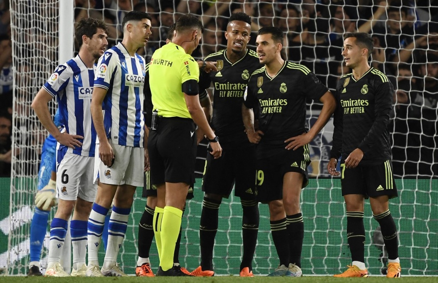 ރެއާލްގެ ކުޅުންތެރިން ރޭގެ މެޗުތެރޭން ރެފްރީއާ ވާހަކަ ދައްކަނީ.-- ފޮޓޯ: އޭއެފްޕީ