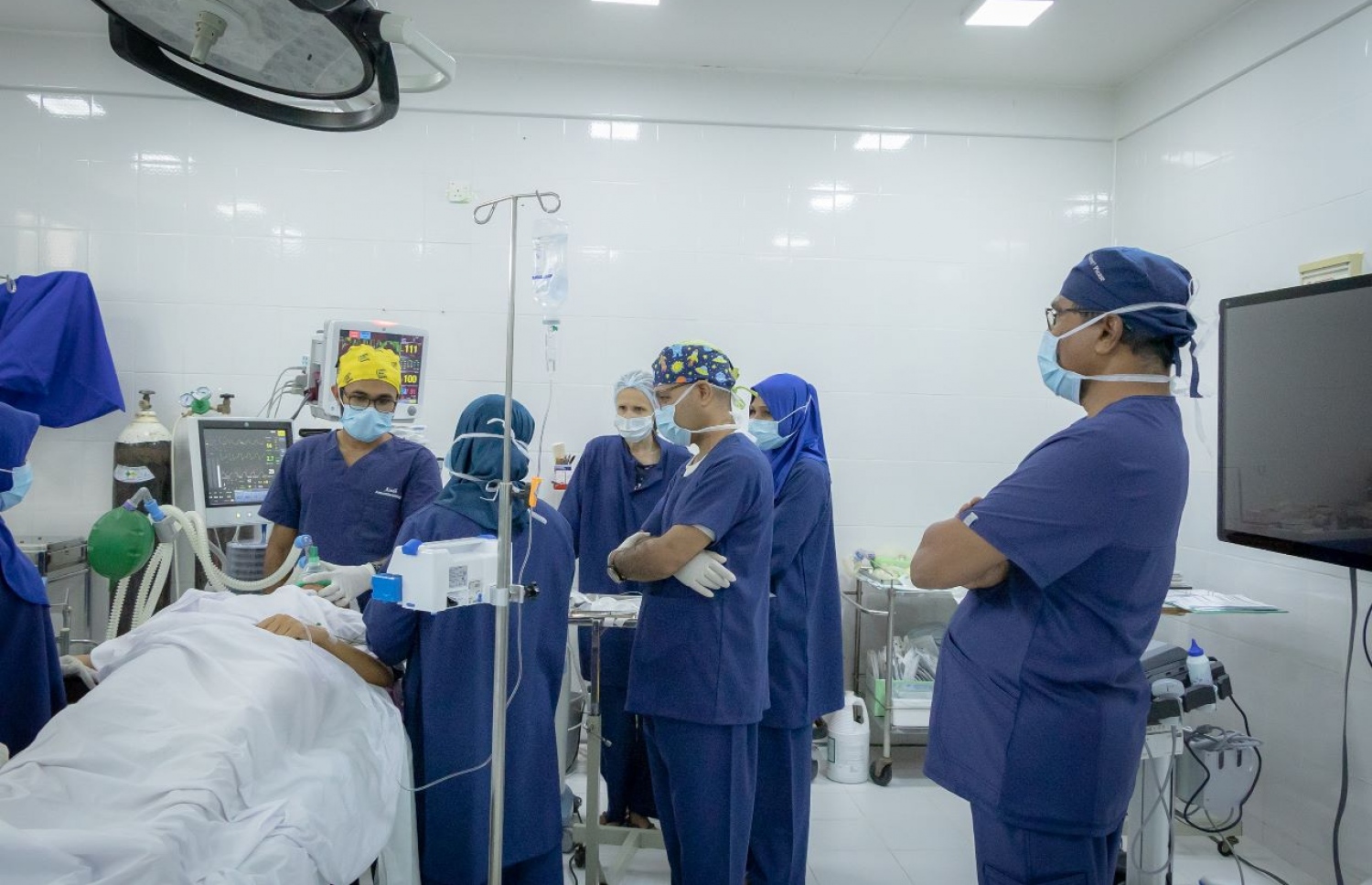 ތިނަދޫ ހޮސްޕިޓަލުގައި ލެޕަރަސްކޯޕިކް ސާޖަރީ ކުރަނީ.