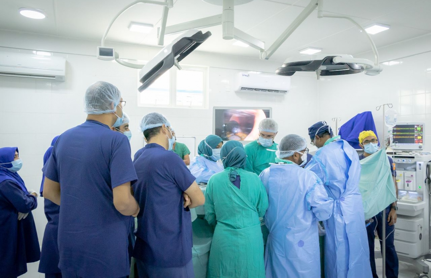 އައިޖީއެމްއެޗުން ދިޔަ ޓީމާއި އަބްދުއްސަަމަދު މެމޯރިއަލް ހޮސްޕިޓަލުގެ ޑޮކްޓަރުންނާއި ނަރުހުން ސާޖަރީ ކުރިއަށް ގެންދަނީ.