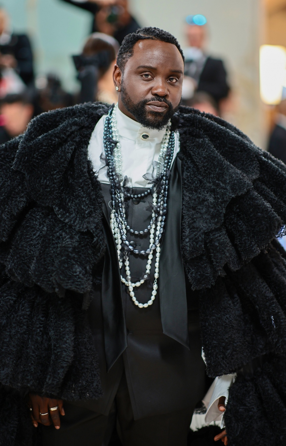 "ވޯގް" މެގަޒިން އިން އިންތިޒާމުކޮށްގެން އެމެރިކާގެ ނިއު ޔޯކުގައި ހުންނަ "ދަ މެޓްރޮޕޮލިޓަން މިއުޒިއަމް އޮފް އާޓް" ގައި ބޭއްވި މި އަހަރުގެ މެޓް ގާލާގައި އެމެރިކާގެ އެކްޓަރު ބްރައަން ޓައިރީ ހެންރީ ބައިވެރިވަނީ.-- ފޮޓޯ: ޓްވިޓާ