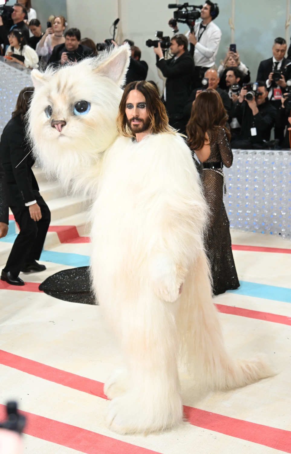 "ވޯގް" މެގަޒިން އިން އިންތިޒާމުކޮށްގެން އެމެރިކާގެ ނިއު ޔޯކުގައި ހުންނަ "ދަ މެޓްރޮޕޮލިޓަން މިއުޒިއަމް އޮފް އާޓް" ގައި ބޭއްވި މި އަހަރުގެ މެޓް ގާލާގައި އެމެރިކާގެ އެކްޓަރު ޖެރެޑް ލެޓޯ ބައިވެރިވަނީ.-- ފޮޓޯ: ޓްވިޓާ