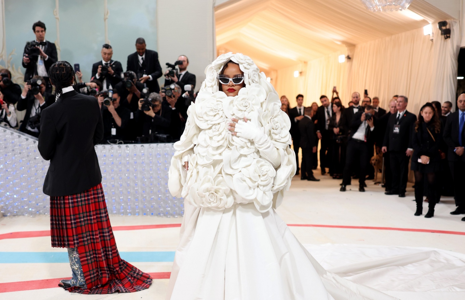 "ވޯގް" މެގަޒިން އިން އިންތިޒާމުކޮށްގެން އެމެރިކާގެ ނިއު ޔޯކުގައި ހުންނަ "ދަ މެޓްރޮޕޮލިޓަން މިއުޒިއަމް އޮފް އާޓް" ގައި ބޭއްވި މި އަހަރުގެ މެޓް ގާލާގައި ލަވަކިޔުންތެރިޔާ ރިއާނާ ބައިވެރިވަނީ.-- ފޮޓޯ: ޓްވިޓާ