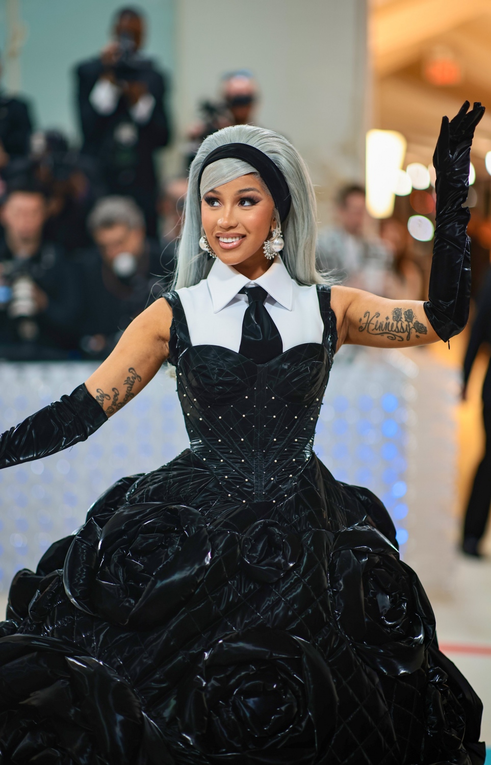 "ވޯގް" މެގަޒިން އިން އިންތިޒާމުކޮށްގެން އެމެރިކާގެ ނިއު ޔޯކުގައި ހުންނަ "ދަ މެޓްރޮޕޮލިޓަން މިއުޒިއަމް އޮފް އާޓް" ގައި ބޭއްވި މި އަހަރުގެ މެޓް ގާލާގައި އެމެރިކާގެ ރެޕާ ކާޑީ ބީ ބައިވެރިވަނީ.-- ފޮޓޯ: ވެރައިޓީ