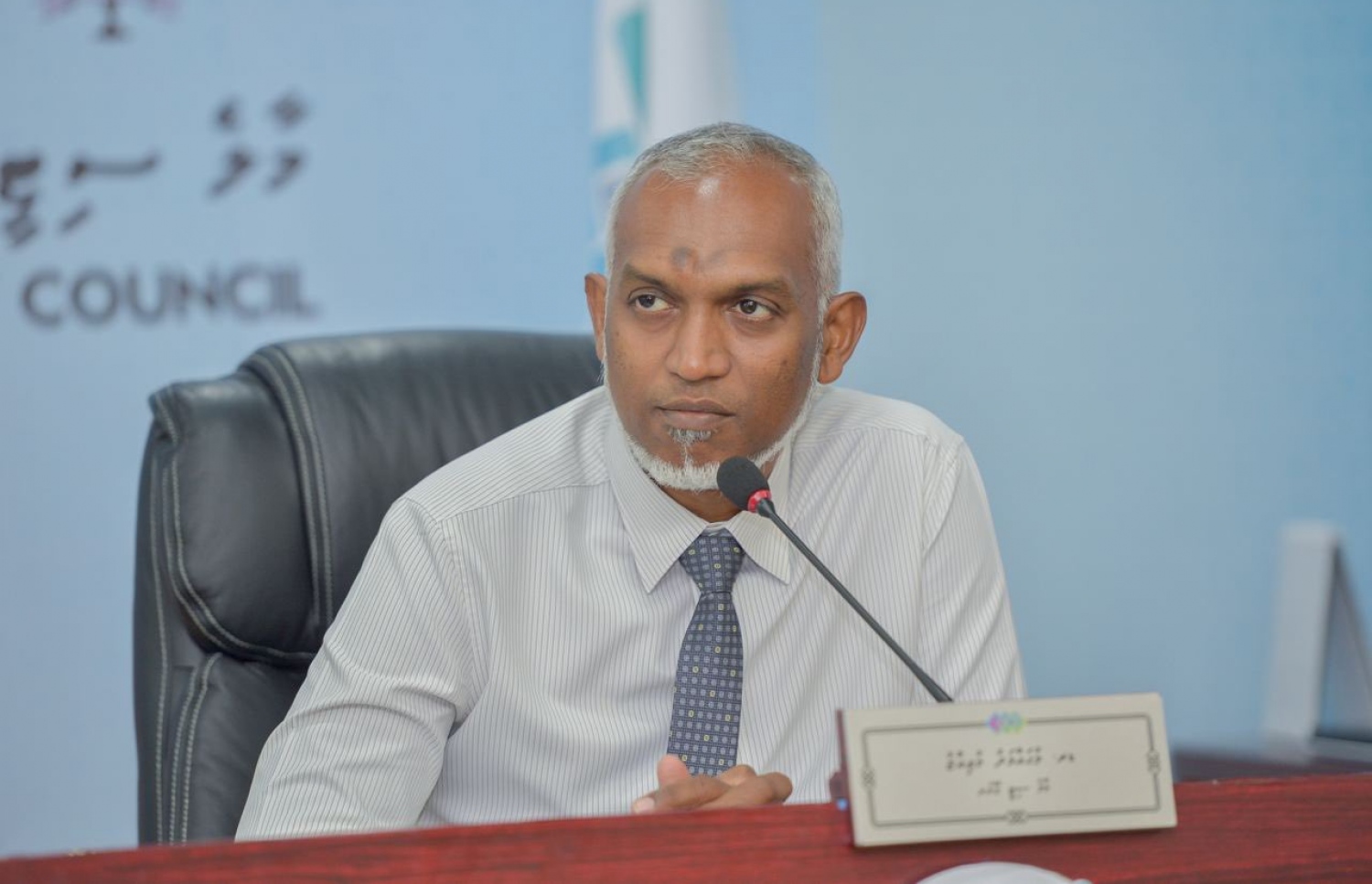 ސިޓީ ކައުންސިލުން ބޭއްވި ޖަލްސާއެއްގައި މުއިއްޒު ވާހަކަދައްކަވަނީ.