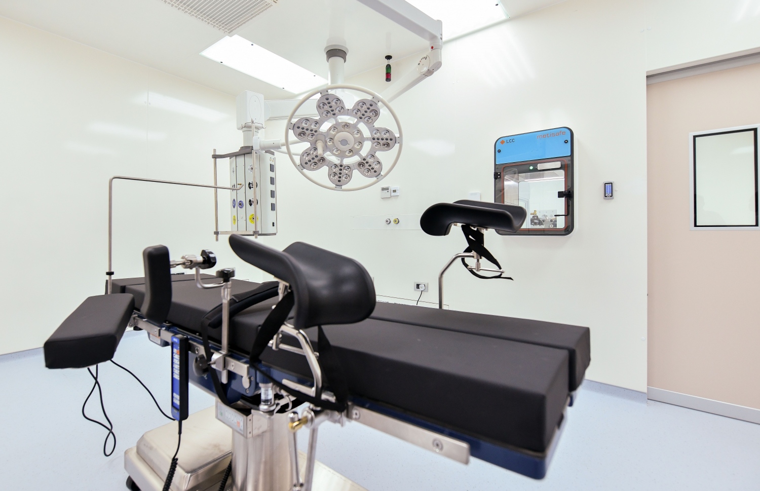 ޓްރީޓޮޕްގައި ގާއިމުކޮށްފައިވާ އައިވީއެފް ސެންޓަރުގައި މުވައްޒަފަކު ހަރަކާތްތެރި ވަނީ: އެ ސެންޓަރުގައި ހިދުމަތްދޭން މިއަދު ވަނީ ފަށާފައި --- ފޮޓޯ: ފަޔާޒް މޫސާ / މިހާރު