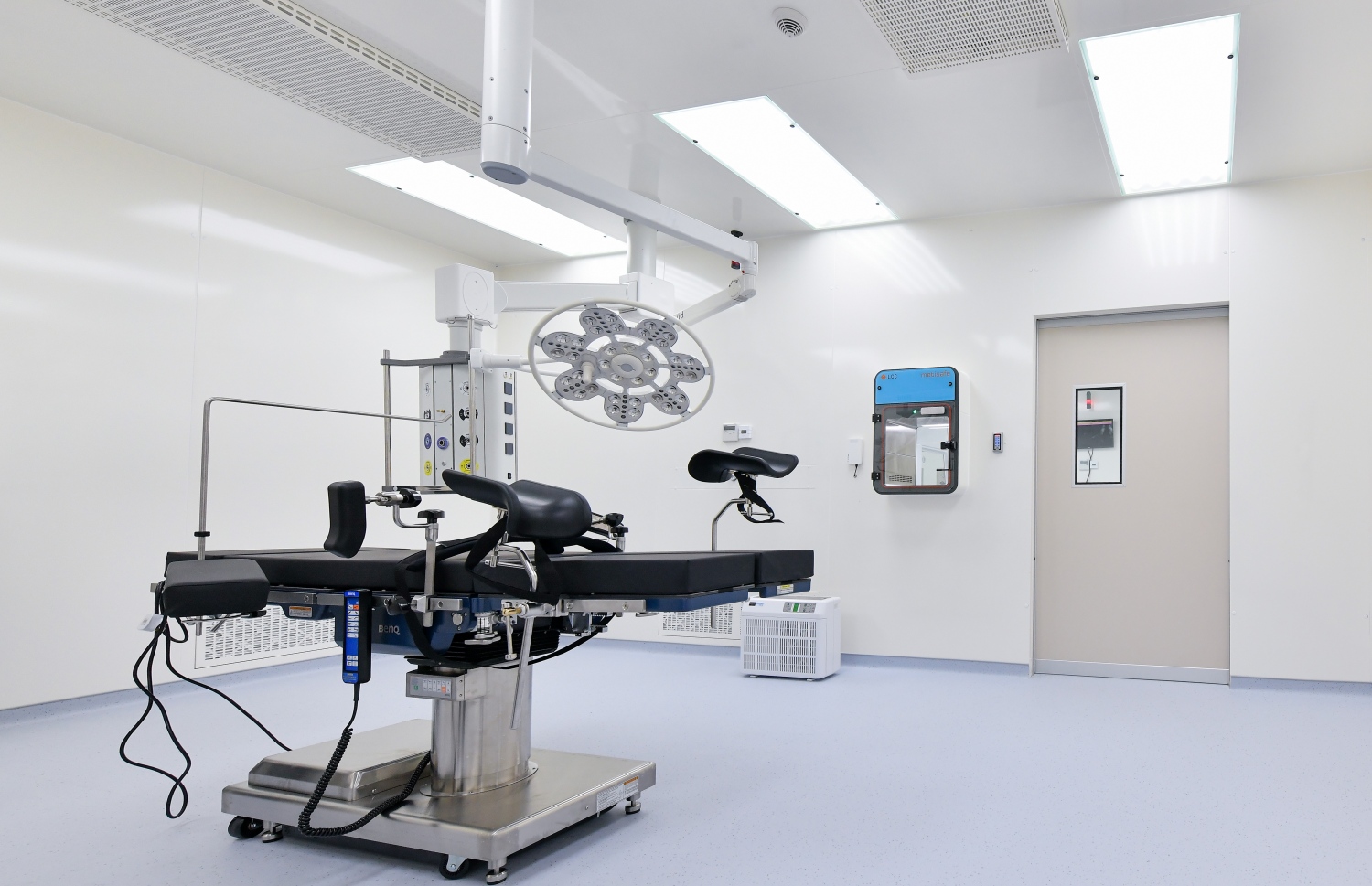 ޓްރީޓޮޕްގައި ގާއިމުކޮށްފައިވާ އައިވީއެފް ސެންޓަރުގައި މުވައްޒަފަކު ހަރަކާތްތެރި ވަނީ: އެ ސެންޓަރުގައި ހިދުމަތްދޭން މިއަދު ވަނީ ފަށާފައި --- ފޮޓޯ: ފަޔާޒް މޫސާ / މިހާރު