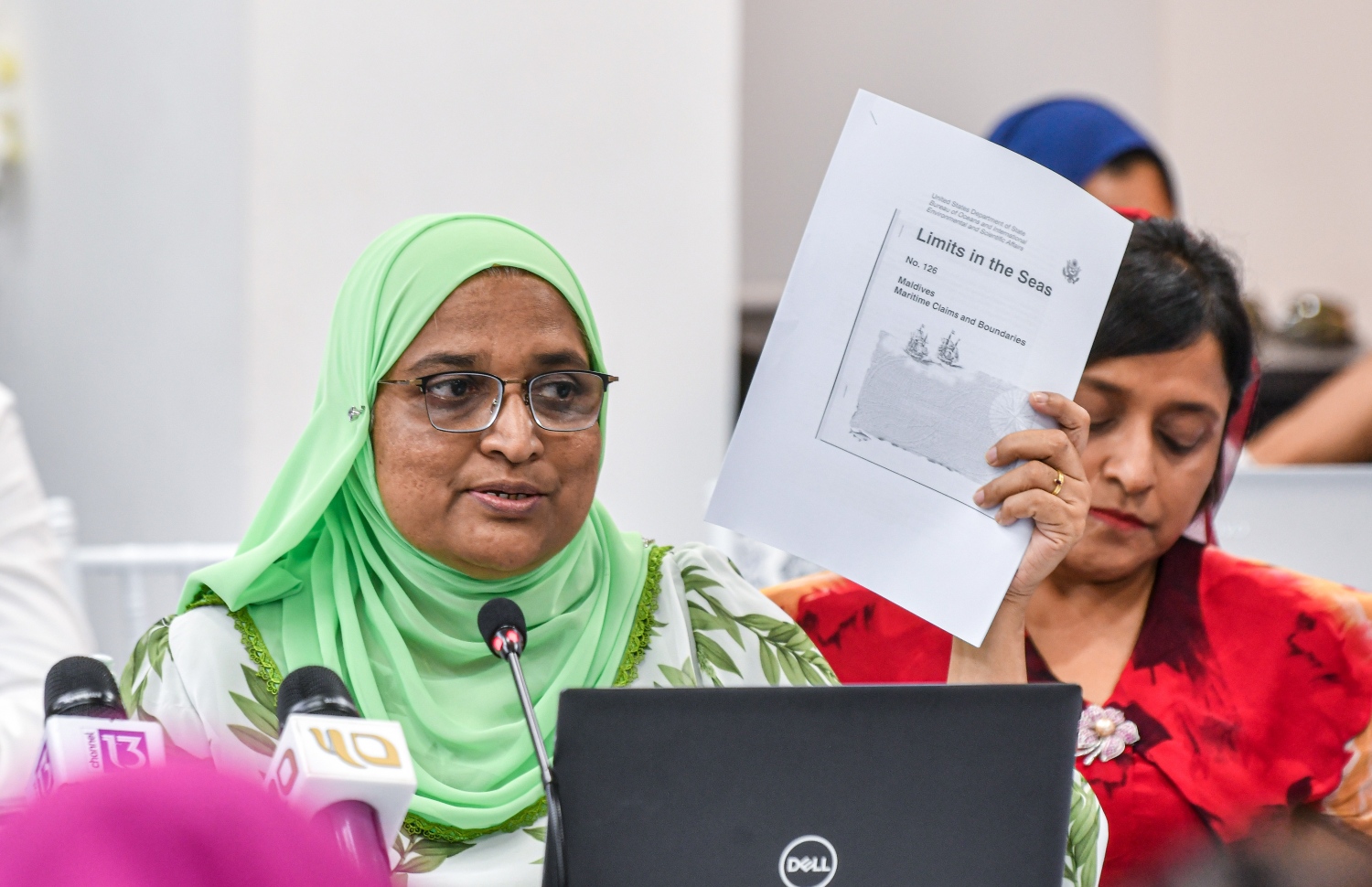 އިމުގެ މައްސަލާގައި ކުރީގެ ބަންޑާރަ ނައިބު ޑރ. މުހައްމަދު މުނައްވަރުގެ އިސްނެންގެވުމުގެ މަތިން ބޭއްވި ޕްރެސް ކޮންފަރެންސްގައި ކުރީގެ ބަންޑާރަނައިބު އާޒިމާ ޝަކޫރު ވާހަކަ ދައްކަވަނީ --- ފޮޓޯ: ނިޝާން އަލީ | މިހާރު