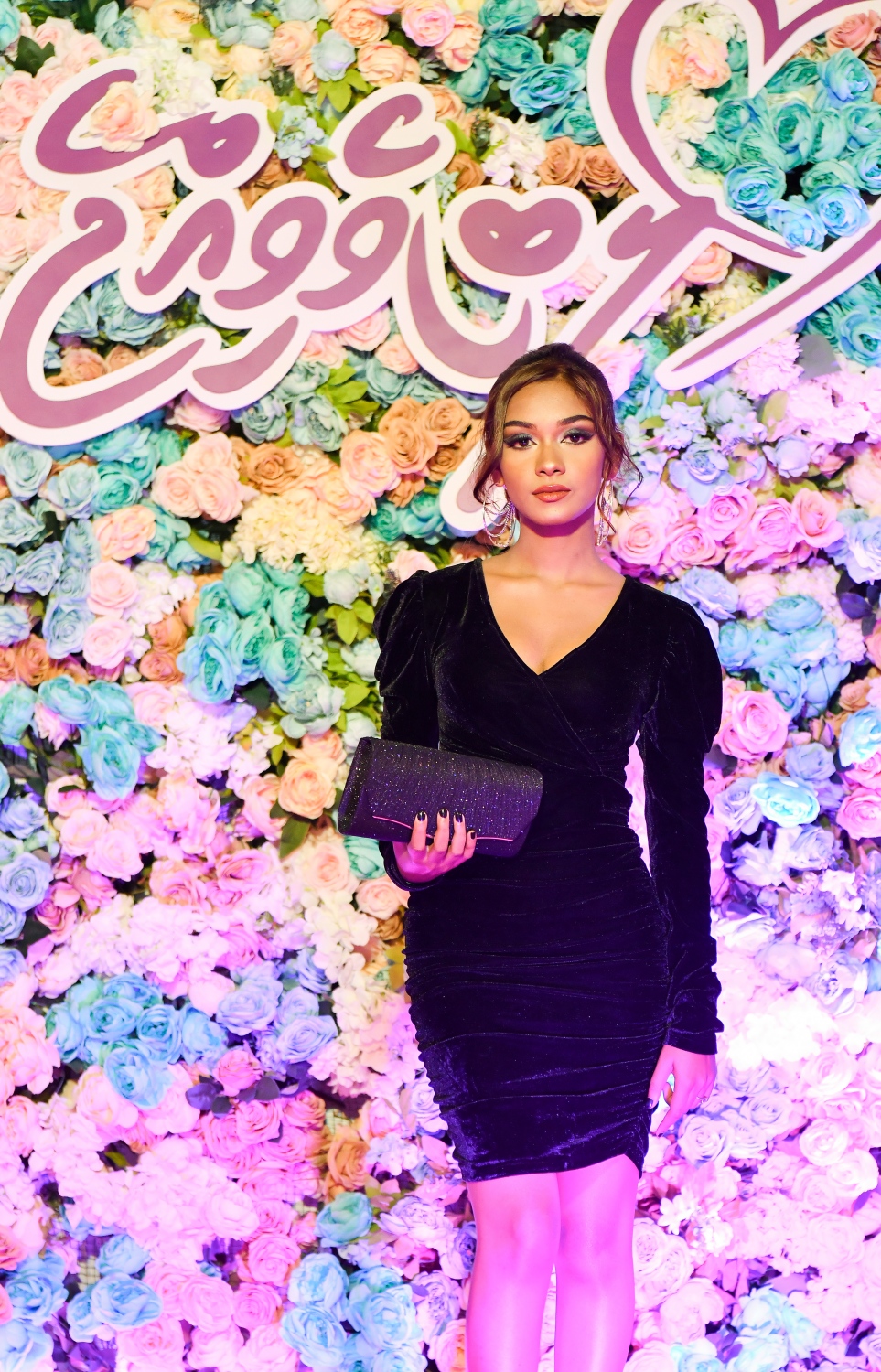 ފިލްމް "ލޯބިވެވިއްޖެ" ޕްރިމިއާ ހަފްލާގައި ދިވެހި ފިލްމް އިންޑަސްޓްރީގެ ތަރިއަކު ފޮޓޯއަކަށް ހުއްޓިގެން.-- ފޮޓޯ: ނިޝާން އަލީ /މިހާރު