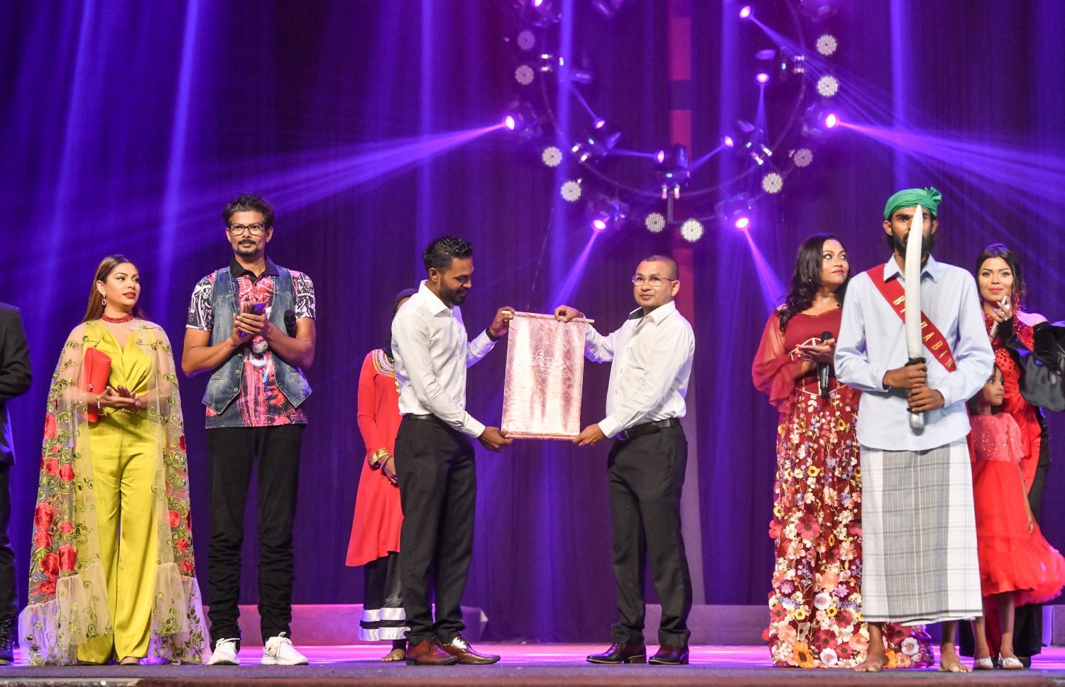 އުމެޓް އިންވެސްޓްމަންޓުގެ ވެރިޔާ އަބްދުލް މުއީދް އަބްދުﷲ ފިލްމް "ލޯބިވެވިއްޖެ" ރަސްމީކޮށް އިފްތިތާހު ކޮށްދެއްވަނީ.-- ފޮޓޯ: ނިޝާން އަލީ /މިހާރު