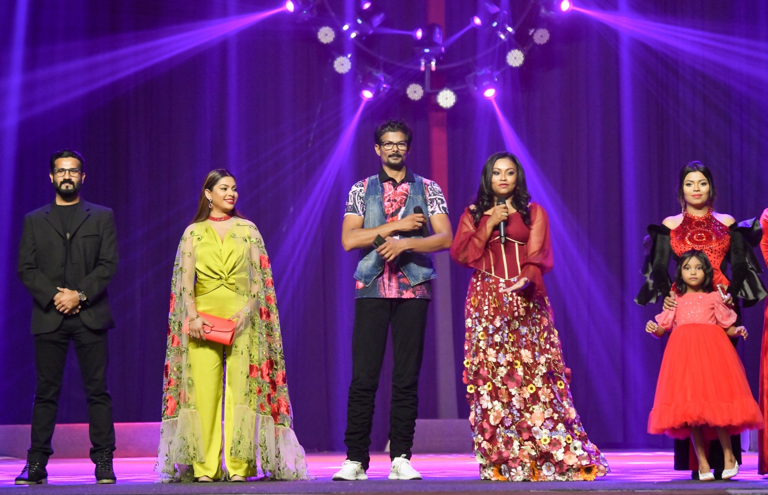 ފިލްމް "ލޯބިވެވިއްޖެ" ޕްރިމިއާ ހަފްލާގައި ފިލްމުގެ ކާސްޓުން ބައިވެރިވަނީ.-- ފޮޓޯ: ނިޝާން އަލީ /މިހާރު