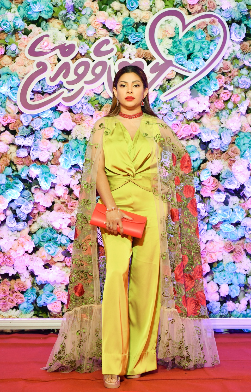 ފިލްމް "ލޯބިވެވިއްޖެ" ޕްރިމިއާ ހަފްލާގައި ދިވެހި ފިލްމް އިންޑަސްޓްރީގެ ތަރި ރިޝްފާ ފޮޓޯއަކަށް ހުއްޓިގެން.-- ފޮޓޯ: ނިޝާން އަލީ /މިހާރު