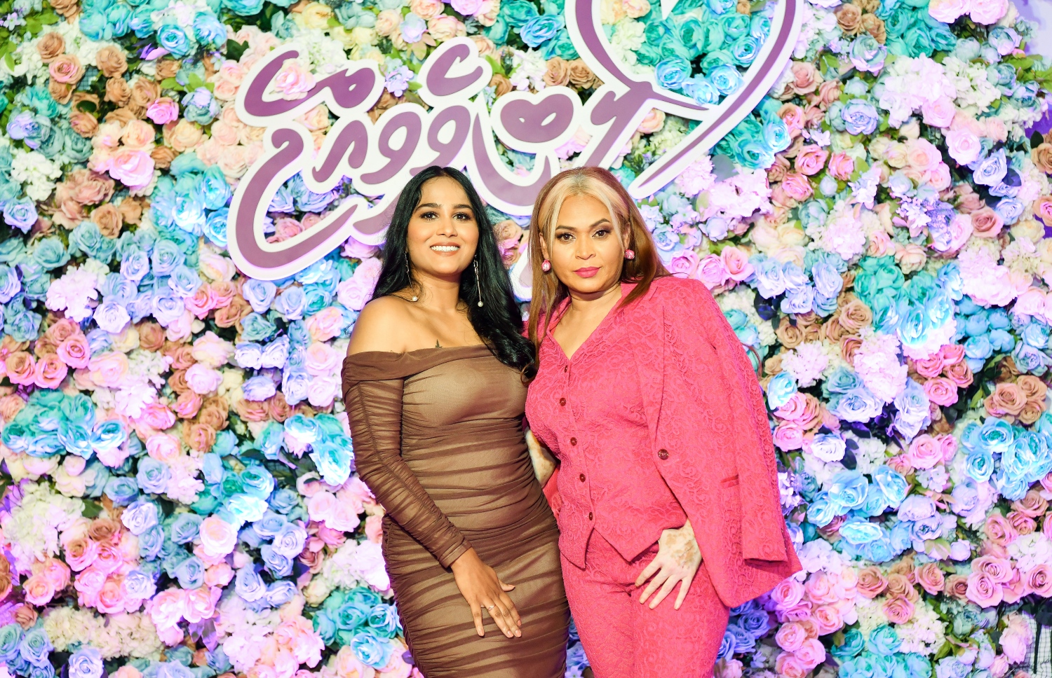 ފިލްމް "ލޯބިވެވިއްޖެ" ޕްރިމިއާ ހަފްލާގައި ދިވެހި ފިލްމް އިންޑަސްޓްރީގެ ތަރިން ނިއުމާ މުހައްމަދު އަދި ޓިކްޓޮކުން ފިލްމް އިންޑަސްޓްރީ އާ އަލަށް ތައާރަފްވި ތަރި ޝަހާ އަދްނާން ފޮޓޯއަކަށް ހުއްޓިގެން.-- ފޮޓޯ: ނިޝާން އަލީ /މިހާރު