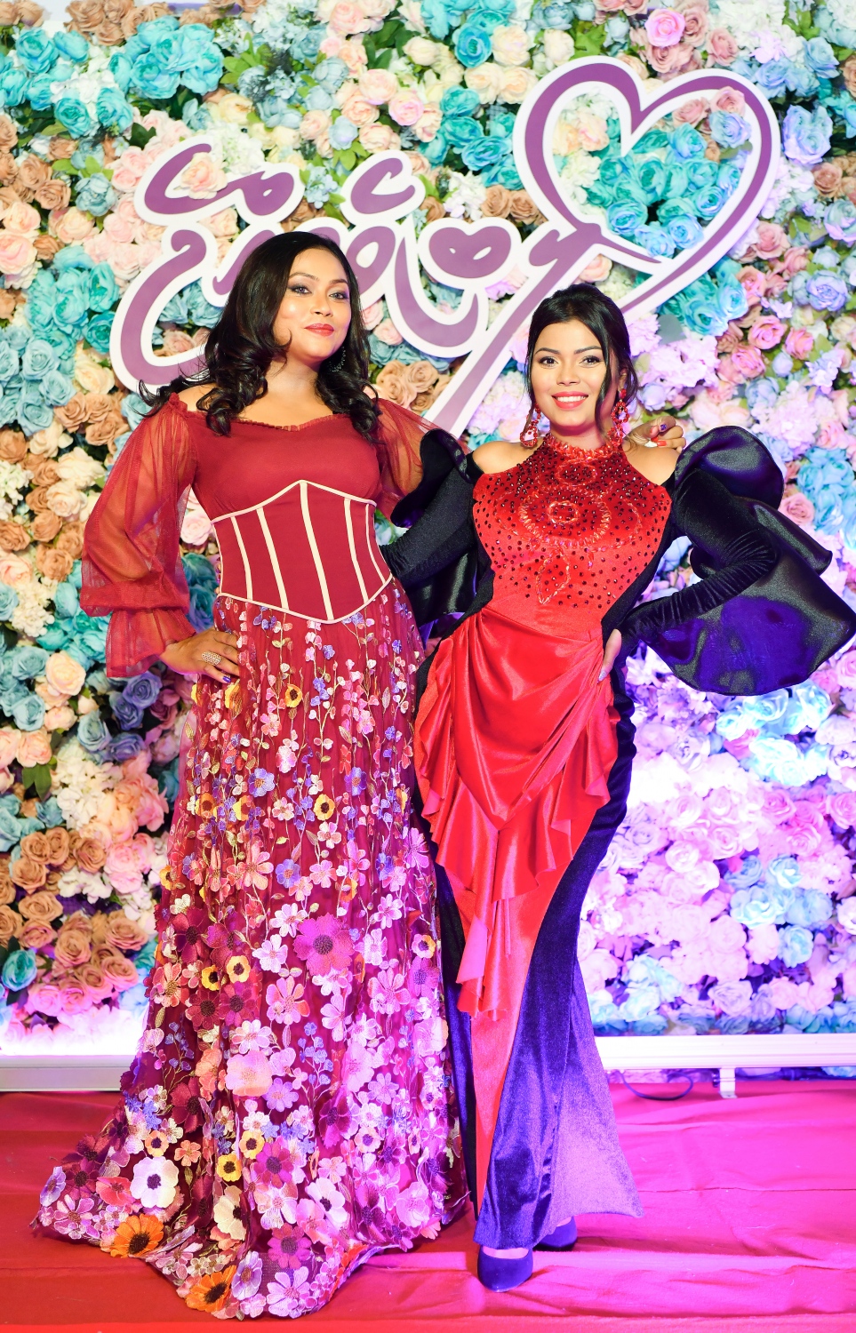 ފިލްމް "ލޯބިވެވިއްޖެ" ޕްރިމިއާ ހަފްލާގައި ދިވެހި ފިލްމް އިންޑަސްޓްރީގެ ތަރި މަރްޔަމް އައްޒަ އަދި ރިޝްމީ ފޮޓޯއަކަށް ހުއްޓިގެން.-- ފޮޓޯ: ނިޝާން އަލީ /މިހާރު