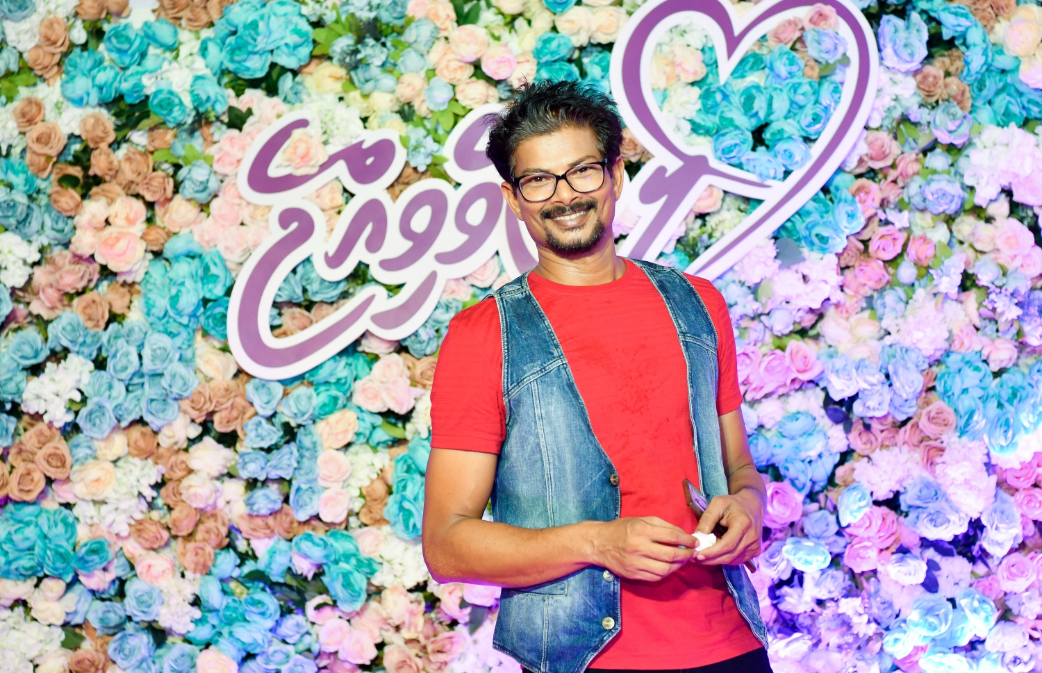 ފިލްމް "ލޯބިވެވިއްޖެ" ޕްރިމިއާ ހަފްލާގައި ދިވެހި ފިލްމް އިންޑަސްޓްރީގެ ތަރި އަދި ފިލްމުގެ ޑައިރެކްޓަރު އަލީ ސީޒަން ފޮޓޯއަކަށް ހުއްޓިގެން.-- ފޮޓޯ: ނިޝާން އަލީ /މިހާރު