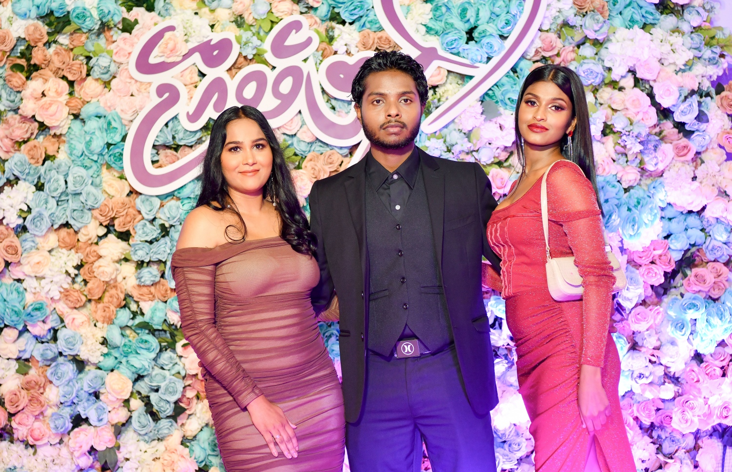 ފިލްމް "ލޯބިވެވިއްޖެ" ޕްރިމިއާ ހަފްލާގައި ދިވެހި ފިލްމް އިންޑަސްޓްރީ އާ އަލަށް ތައާރަފްވި ތަރިންތަކެއް ފޮޓޯއަކަށް ހުއްޓިގެން.-- ފޮޓޯ: ނިޝާން އަލީ /މިހާރު