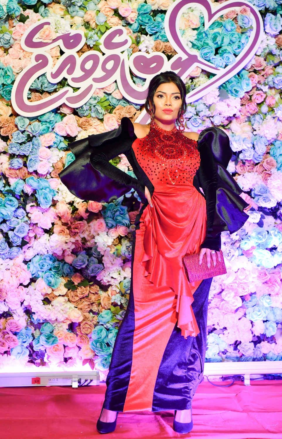 ފިލްމް "ލޯބިވެވިއްޖެ" ޕްރިމިއާ ހަފްލާގައި ދިވެހި ފިލްމް އިންޑަސްޓްރީގެ ތަރި މަރްޔަމް އައްޒަ ފޮޓޯއަކަށް ހުއްޓިގެން.-- ފޮޓޯ: ނިޝާން އަލީ /މިހާރު