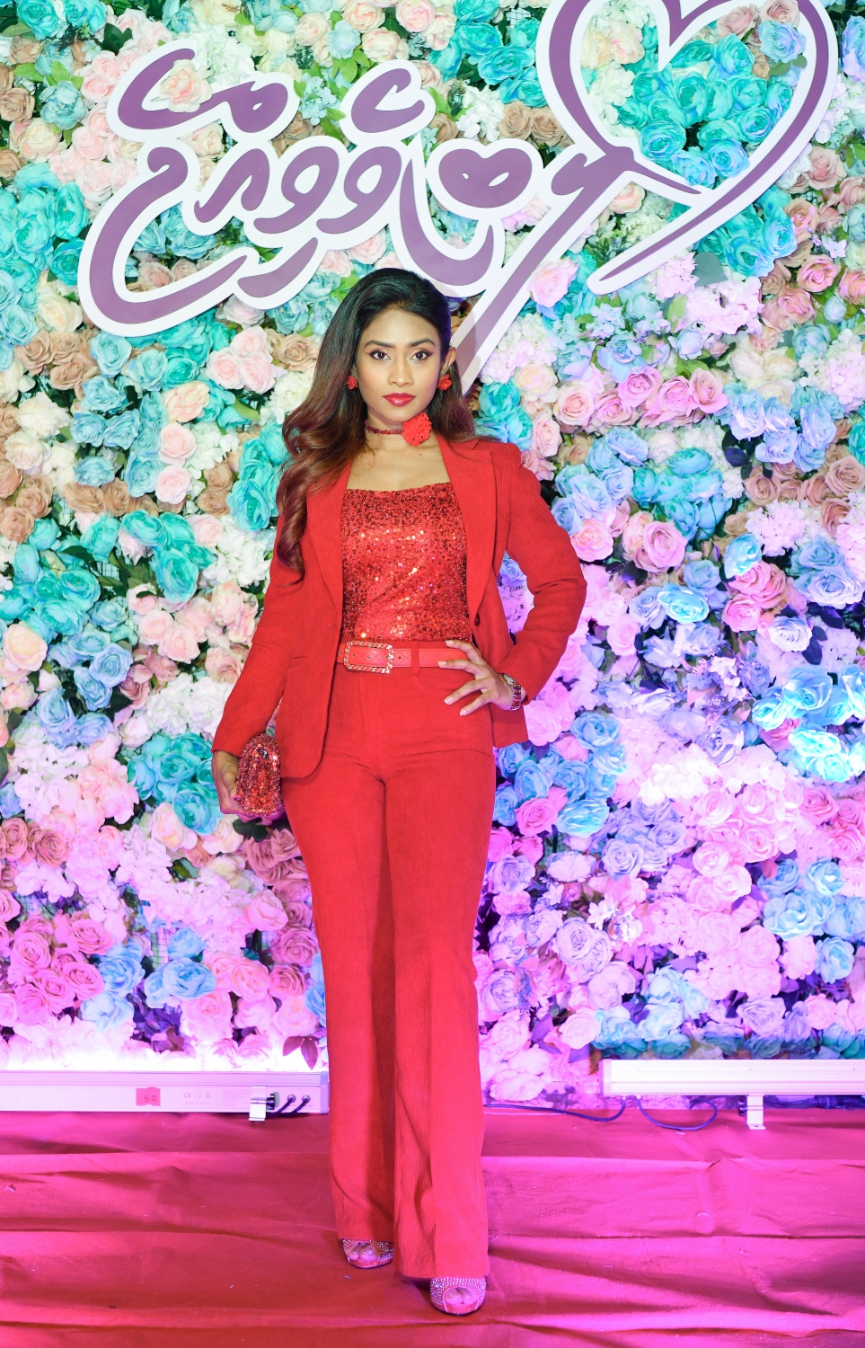 ފިލްމް "ލޯބިވެވިއްޖެ" ޕްރިމިއާ ހަފްލާގައި ލަވަކިޔުންތެރިޔާ އަޝްފާ ފޮޓޯއަކަށް ހުއްޓިގެން.-- ފޮޓޯ: ނިޝާން އަލީ /މިހާރު