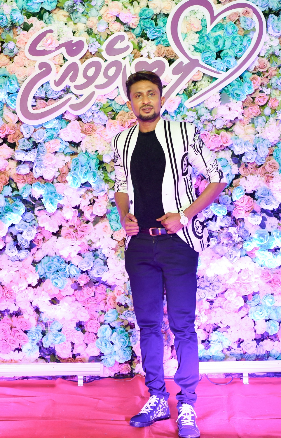 ފިލްމް "ލޯބިވެވިއްޖެ" ޕްރިމިއާ ހަފްލާގައި ޑިޒައިނާ ޖާދުﷲ ފޮޓޯއަކަށް ހުއްޓިގެން.-- ފޮޓޯ: ނިޝާން އަލީ /މިހާރު