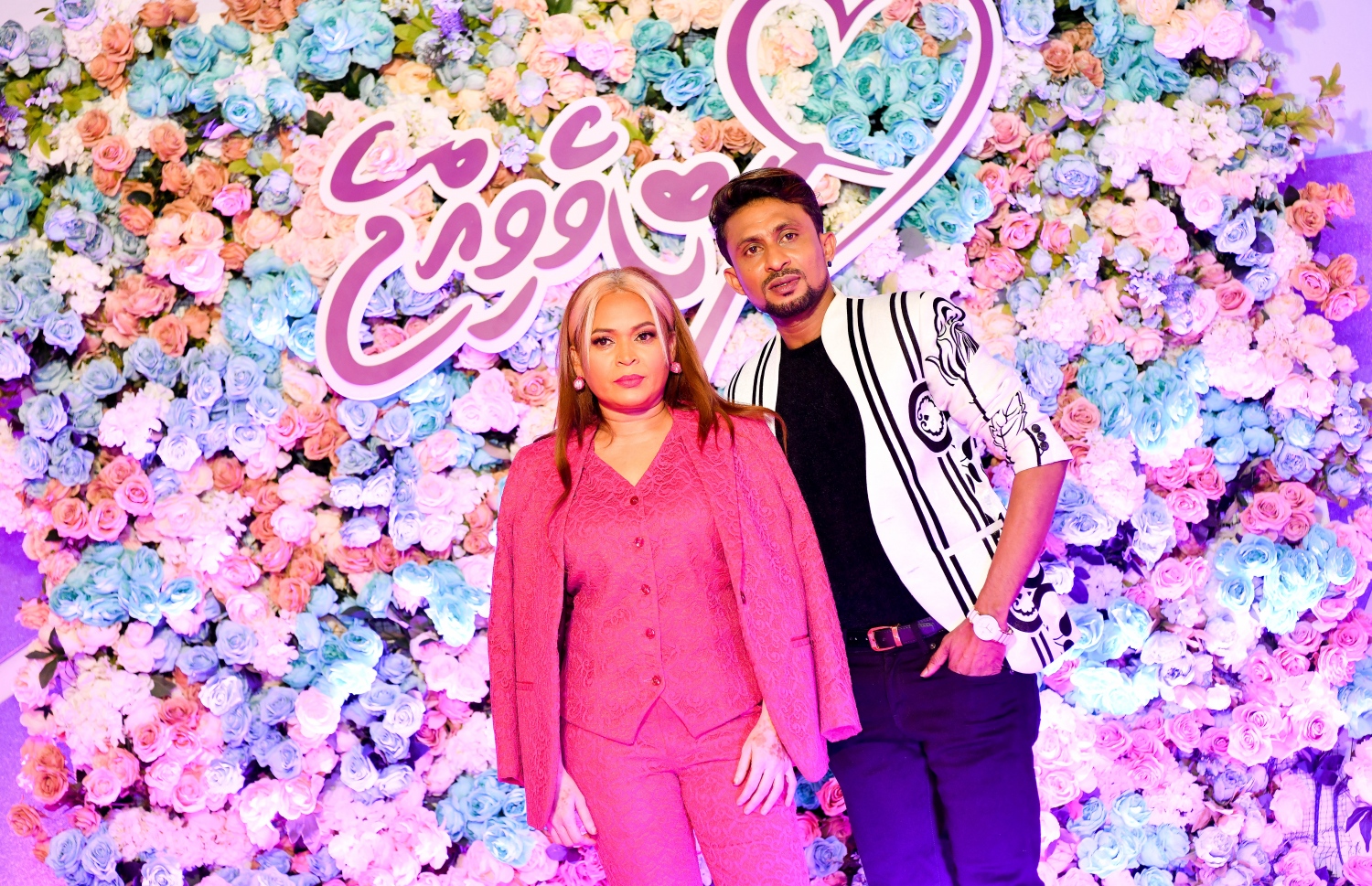 ފިލްމް "ލޯބިވެވިއްޖެ" ޕްރިމިއާ ހަފްލާގައި ދިވެހި ފިލްމް އިންޑަސްޓްރީގެ ތަރި ނިއުމާ މުހައްމަދު އަދި ޑިޒައިނާ ޖާދުﷲ ފޮޓޯއަކަށް ހުއްޓިގެން.-- ފޮޓޯ: ނިޝާން އަލީ /މިހާރު